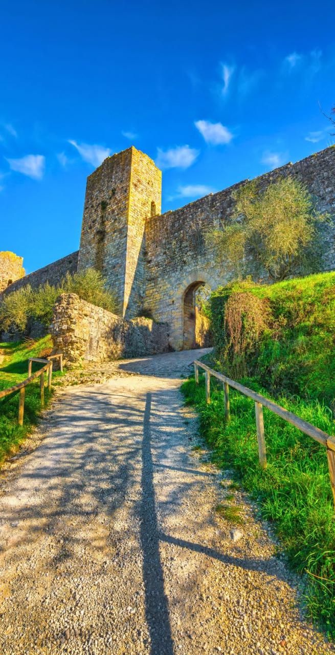 Donna che guarda il paesaggio delle Dolomiti dall'alto