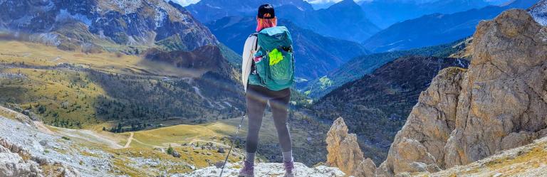 Donna che guarda il paesaggio delle Dolomiti dall'alto
