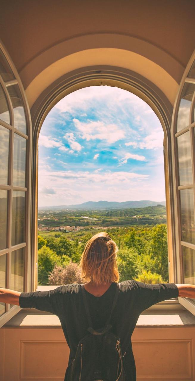 Viaggi a piedi in Italia paesaggio italiano con cielo azzurro