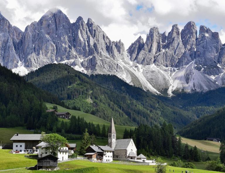 Viaggi a piedi in Italia villaggio tra le dolomiti