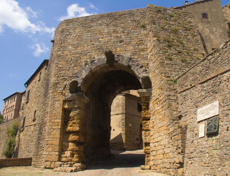 Cammini in Italia Porta all'Arco a Volterra
