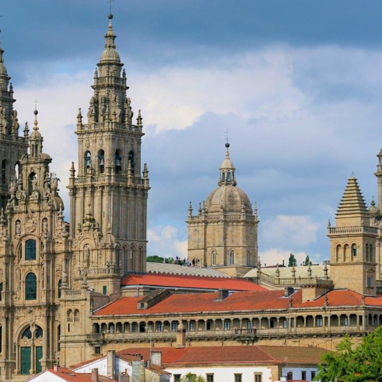 pellegrini in cammino tra i pascoli lungo Camino de Santiago da Sarria