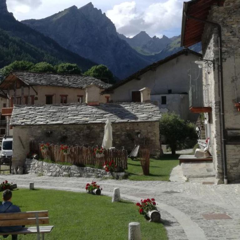 Il paese di acceglio in Val Maira circondato dalle Alpi piemontesi