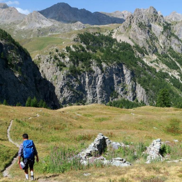 Anello San Michele escursionista nella Val Maira, una valle alpina situata in provincia di Cuneo, in Piemonte.