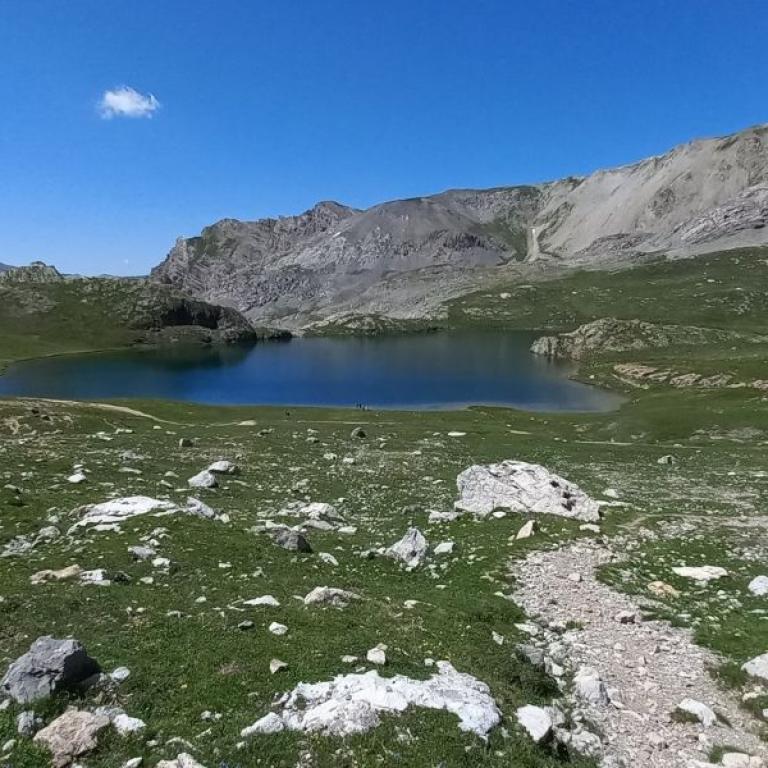 Lago di montagna situato in Valle Maira, un'area alpina nella provincia di Cuneo, in Piemonte.