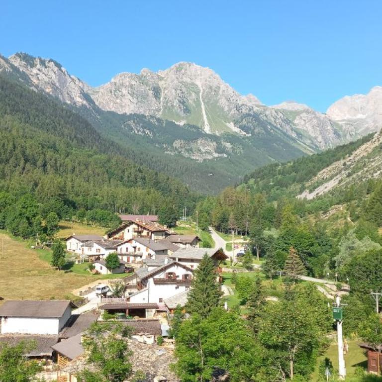 paesaggio della Valle Maira, una valle alpina situata in provincia di Cuneo, in Piemonte