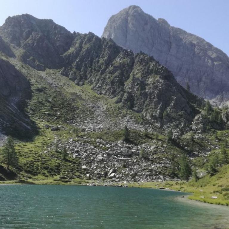 il Lago Nero, un piccolo lago alpino situato in Valle Maira, in provincia di Cuneo.