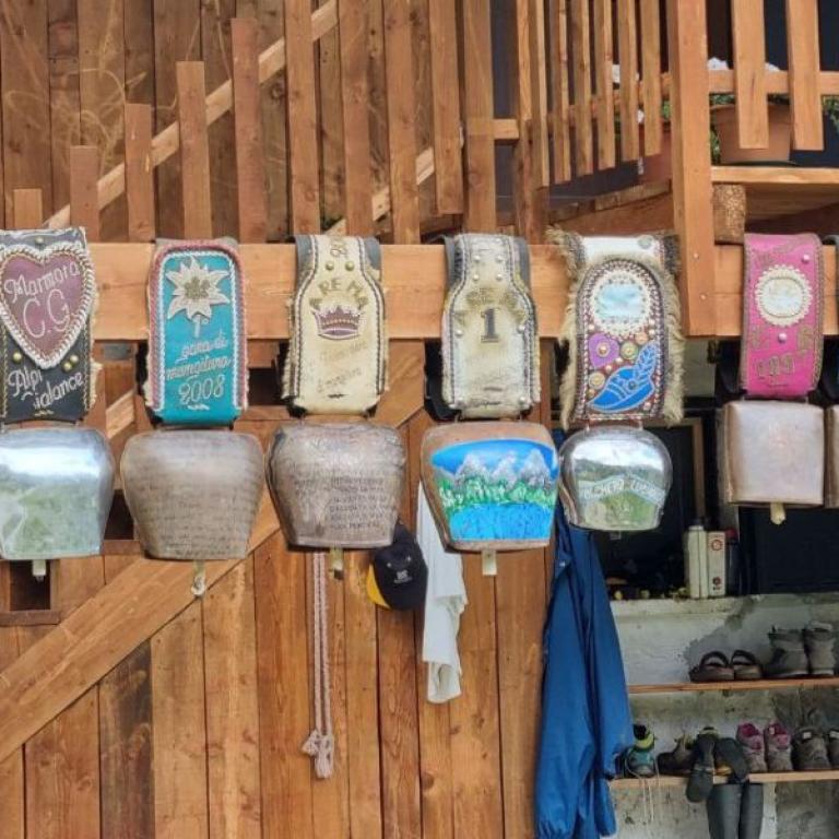 una collezione di campanacci da mucca, tipici delle tradizioni alpine in Val Maira