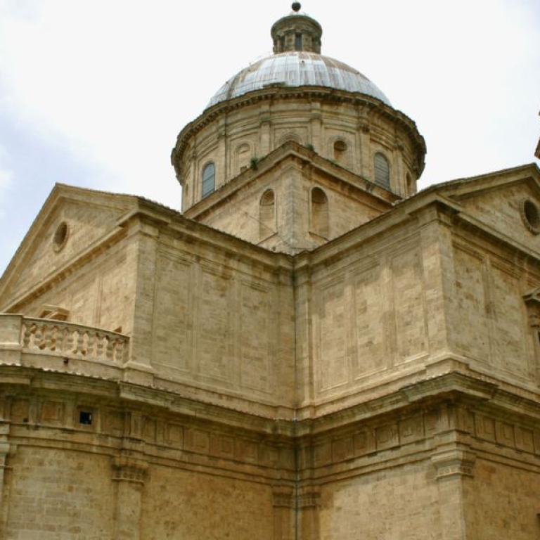 il tempio di san Biagio a Montepulciano visto da un trekking in Val d’Orcia