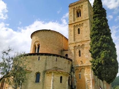 the tuscan countryside in val d orcia