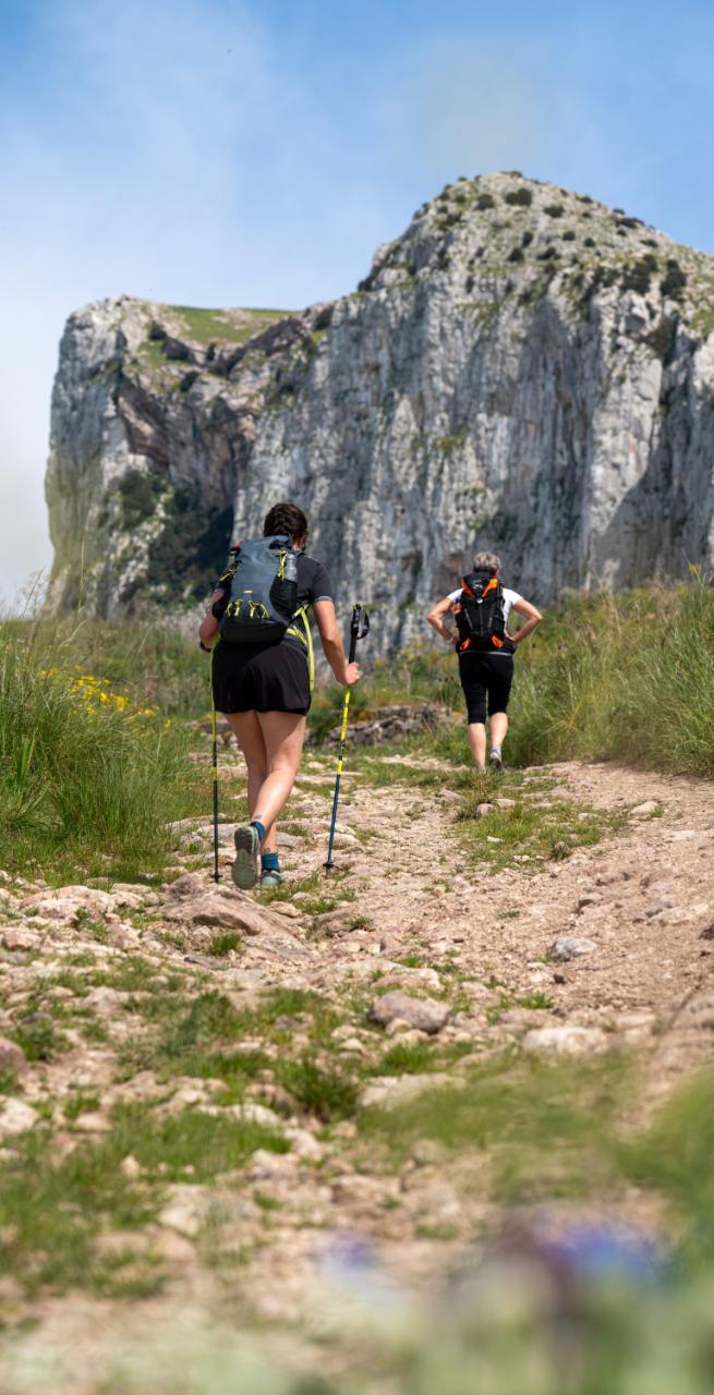 Escursionisti che ammirano il panorama sulle colline della Sicilia centrale lungo la Magna Via Francigena Sicilia
