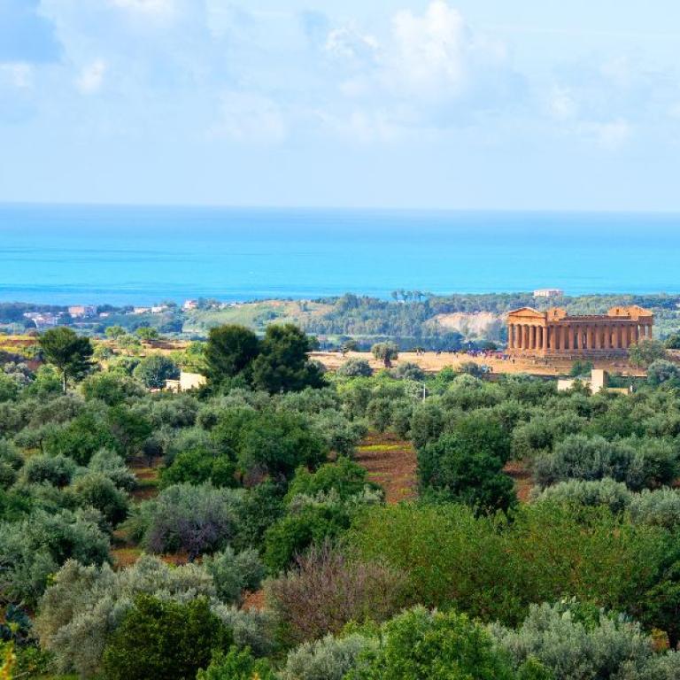 Veduta del Tempio della Concordia ad Agrigento con il mare sullo sfondo, tappa iconica della Magna Via Francigena Sicilia