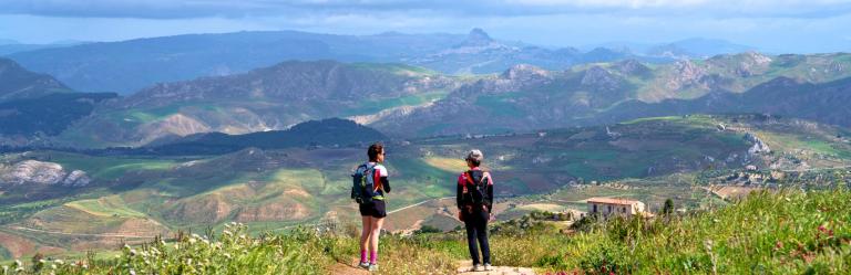 Escursionisti che ammirano il panorama sulle colline della Sicilia centrale lungo la Magna Via Francigena Sicilia