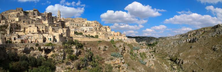 Sassi di Matera, abitazioni e chiese scavate nella roccia lungo il Cammino Materano