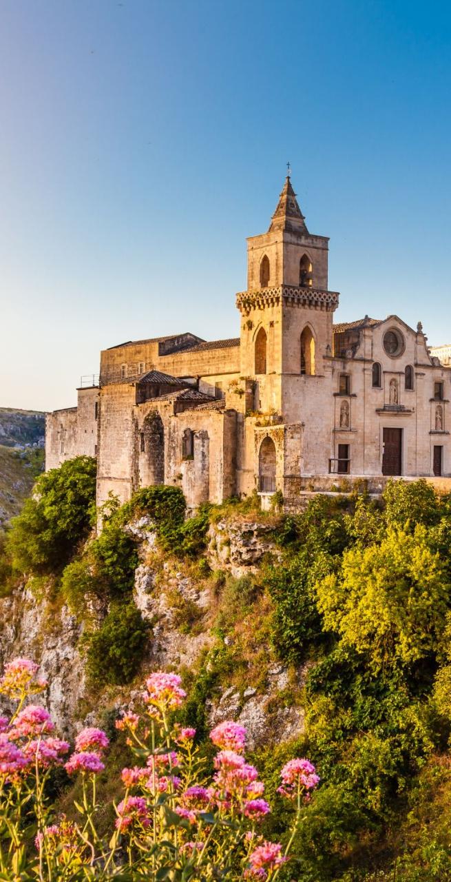 Sassi di Matera, abitazioni e chiese scavate nella roccia lungo il Cammino Materano