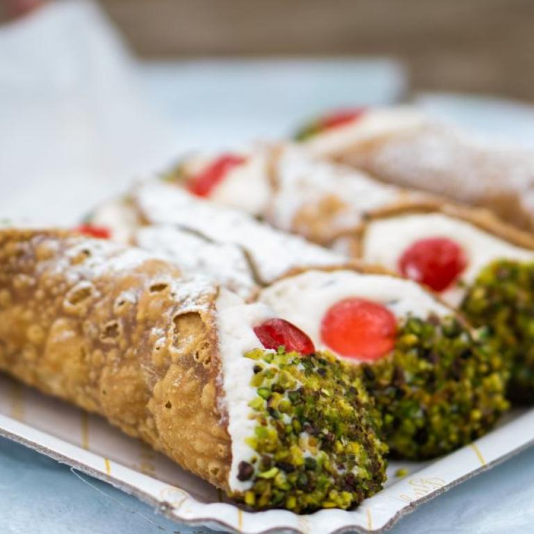 assaggiare i cannoli siciliani lungo la magna via francigena in sicilia