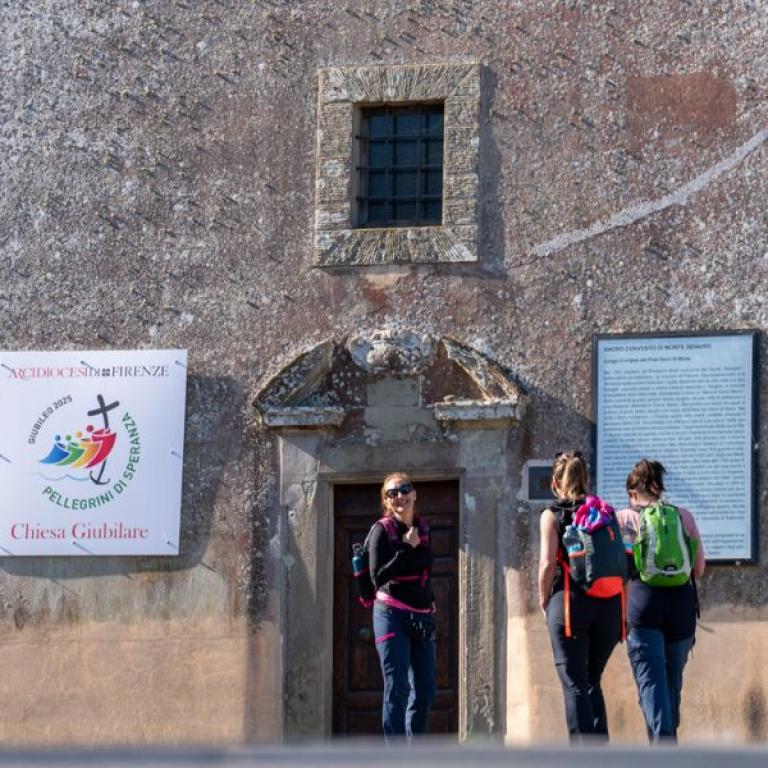 Rest stop with view on the shorter version of the Via degli Dei