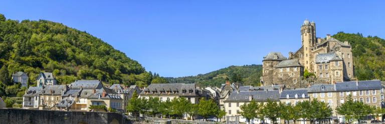 walking the saint james way stop at estaing castle