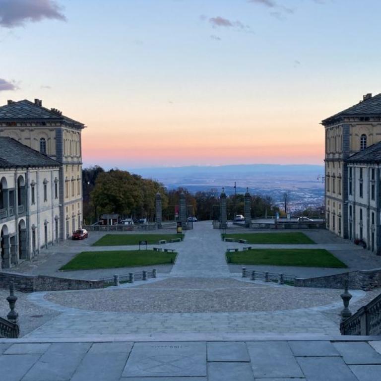 Veduta del Santuario di Oropa al tramonto, tappa finale del pellegrinaggio in Piemonte