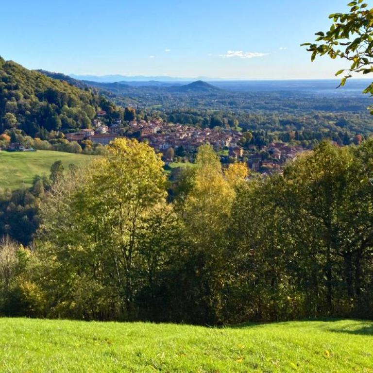Veduta panoramica sulla valle e i borghi del Biellese lungo il percorso del Cammino di Oropa
