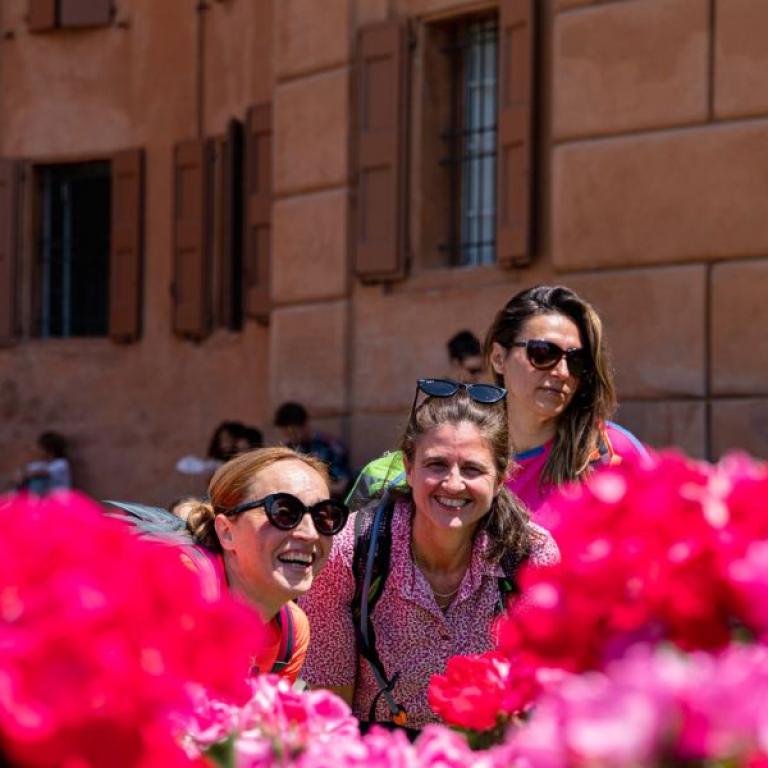 Gruppo felice alla fine di una tappa della Via degli Dei
