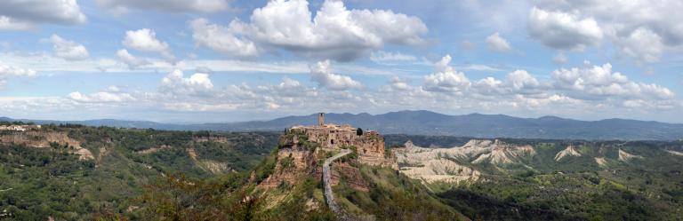 Via Romea Germanica paesaggio con cielo e antico borgo