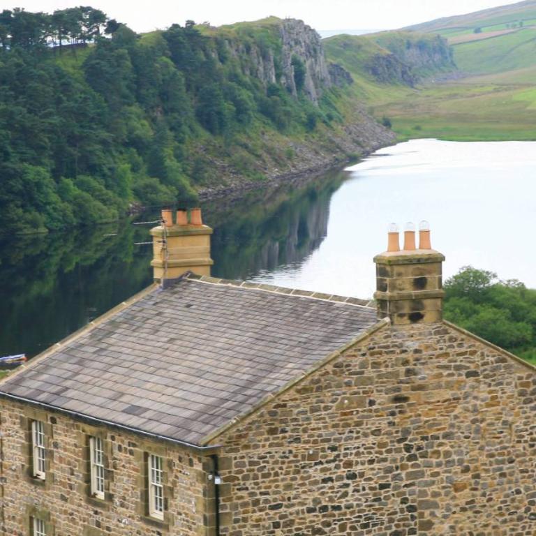 Tipico cottage inglese su un lago lungo il Vallo di Adriano