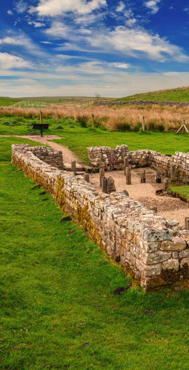 Vista panoramica del Vallo di Adriano – il muro romano che si estende sul paesaggio collinare, ripreso dall’alto
