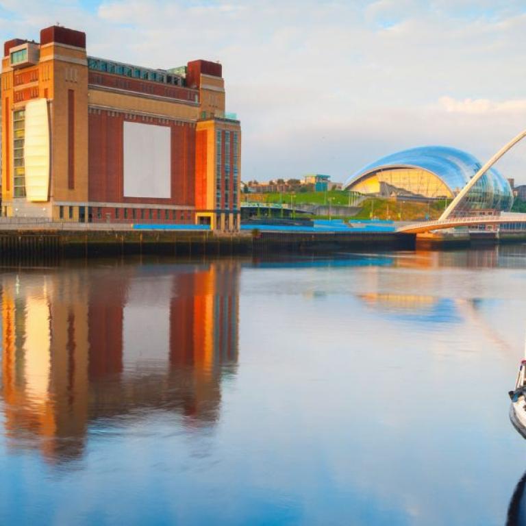 Newcastle Upon Tyne riflessi sull'acqua lungo il cammino del Vallo di Adriano