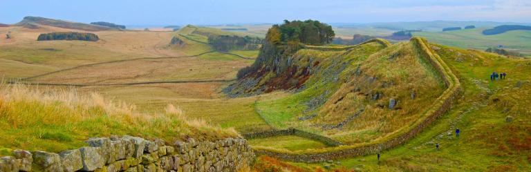 Vista panoramica del Vallo di Adriano – il muro romano che si estende sul paesaggio collinare, ripreso dall’alto