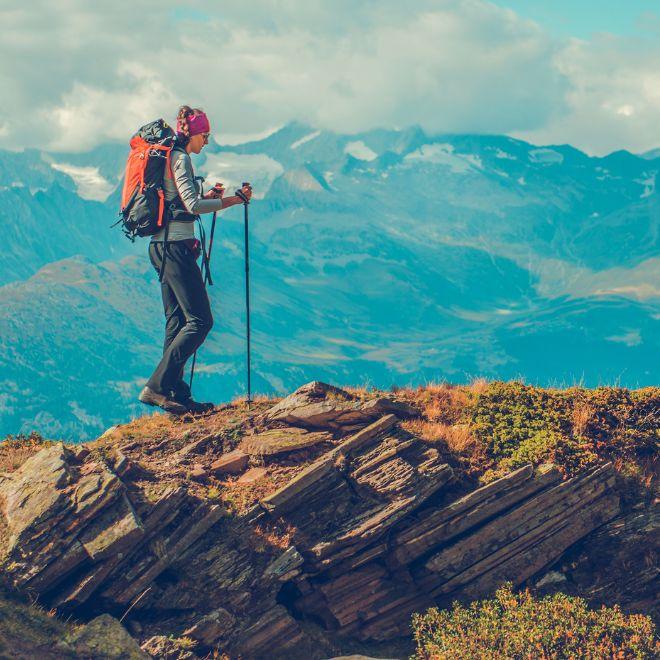 Viaggi a piedi in montagna trekking con bastoncini