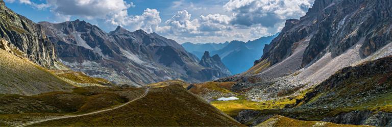 Viaggi a piedi in montagna paesaggio montuoso della val maira