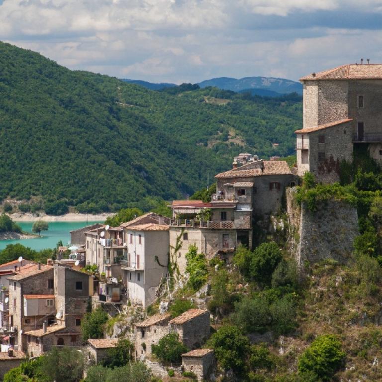 Il borgo affacciato sul lago di Turano immerso nei monti, lungo il cammino di san benedetto.