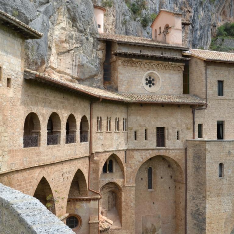 Il monastero di Santa Scolastica incastonato nella roccia, luogo simbolico del cammino di san benedetto.