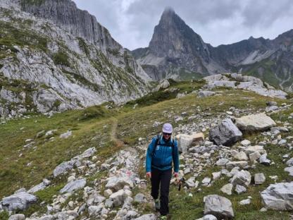 woman walking the arlberg trail